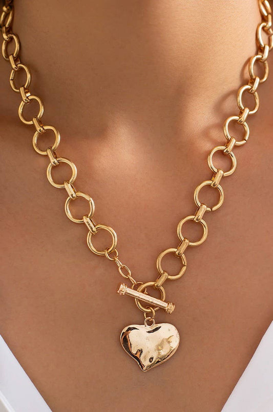 HAMMERED HEART FRONT TOGGLE NECKLACE